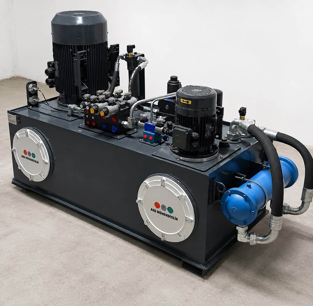 Hydraulic power unit manufactured by AEB Engineering — high-capacity industrial hydraulic tank with oil cooler and dual manifold blocks